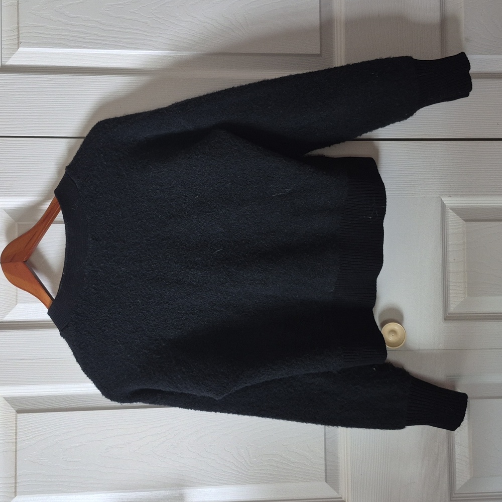 Marled Black Cardigan Sweater With Two Front Pockets And Tortoise Shell Buttons - Picture 3 of 3